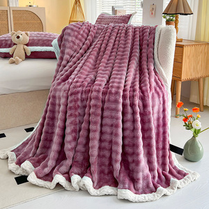 Couverture en molleton de flanelle de corail en peluche à rayures douces et chaudes pour la décoration intérieure - Product Image 2