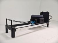 Reformer de Pilates Commercial Noir et Blanc à Cadre en Aluminium avec Barre de Pied Coulissante – Machine de Fitness pour Studio de Pilates