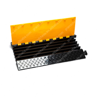 Protecteur de câble en caoutchouc de veste jaune de couverture flexible de plancher de 5 canaux avec le cône de trafic de bon prix