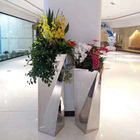 Grand Vase au Sol Moderne de Luxe Doré, Décoration d'Intérieur, Pot de Fleurs Décoratif Haut, Élégante Jardinière en Métal pour Usage Intérieur