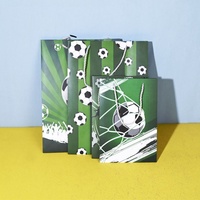Sacs en papier cartonné enduit personnalisés pour l'impression de boîtes, thème sportif football mondial, avec poignée en corde torsadée, certifiés FSC et RoHS