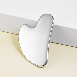 Outils de massage Gua Sha en acier 420, forme cœur, 8,5 x 5,5 cm, 1,5 mm, économiques, pour soins de la peau, vente en gros - Product Image 1