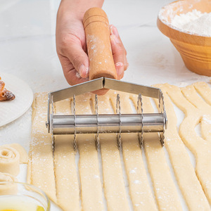 Rullo Tagliapasta in Acciaio Inossidabile Antiscivolo per Spaghetti e Pasta, Utensile da Cucina per Cottura e Pasticceria - Product Image 5