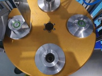 Scelleuse verticale semi-automatique pneumatique rotative à 4 stations pour mini-boîtes, tasses à thé, bouteilles en plastique, K-Cup et cartons en papier