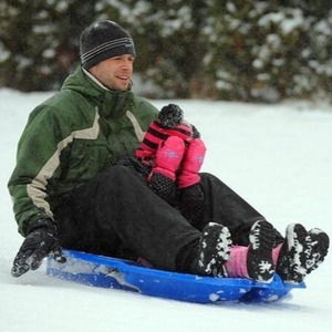 Trineo para adultos y niños de 1.2 metros, de plástico resistente, para deslizarse por la nieve, diversión al aire libre en invierno. - Product Image 1