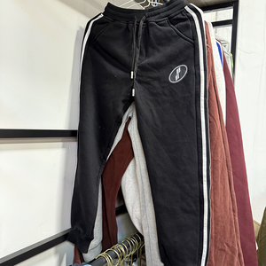 Balles de 50 kg de vêtements usagés d'hiver mélangés, pantalons de jogging lourds, machine à emballer - Product Image 4