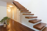 Escalier flottant moderne sur mesure avec marches en bois, système d'escalier cantilever pour maisons de luxe