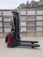 Chariot élévateur autoportant pleine puissance 2 tonnes, double mât de levage, portée maximale 3,5 m, puissance optimisée pour la montée en pente