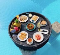 Plateau flottant en rotin pour l'été - Le plateau flottant est utilisé pour servir le petit-déjeuner dans la piscine