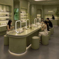 Ensemble de meubles de présentation en bois massif et métal, comptoir de réception pour salon de beauté et boutique, solution de projet moderne et luxueuse tout-en-un
