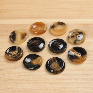 مواد قرن تقليد راتنج مخصصة أربع فتحات دائرية أنواع مختلفة من أزرار الملابس والملابس - Product Image 2