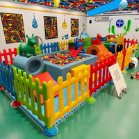 Panneaux de clôture gonflables en plastique pour le jeu intérieur/extérieur centre commercial et école utilisation jeu doux coloré porte parc PE matériel