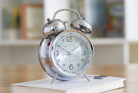 Réveil mécanique de style européen super sonore en métal pour étudiants et enfants, idéal pour la chambre à coucher et le chevet