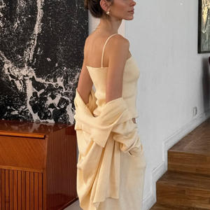 <span class=keywords><strong>Robe</strong></span> de luxe <span class=keywords><strong>noire</strong></span> unie, tendance, avec volants, logo personnalisé brodé, sequins et cristaux de strass, par un créateur de mode - Product Image 4