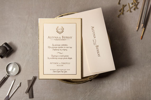 Tarjeta de Invitación de Boda de Lujo con Marco de Terciopelo Crema Personalizado, Papel Dorado y Sobre Grueso con Hoja de Oro - Product Image 3