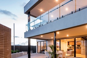 <span class=keywords><strong>Balustrade</strong></span> moderne en verre avec système <span class=keywords><strong>de</strong></span> fixation à vis cachées pour un design esthétique épuré, idéale pour les escaliers intérieurs et les rampes <span class=keywords><strong>de</strong></span> <span class=keywords><strong>mezzanine</strong></span>. - Product Image 5
