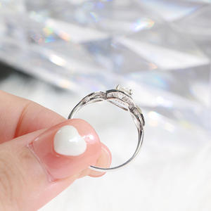 Anello da Donna Q732 in Oro Bianco con Diamante Taglio Brillante Rotondo Colore D Naturale, Anello di Fidanzamento con Diamanti Laterali - Product Image 6