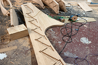 Escalera Espiral Curva Moderna de Lujo para Villa con Barandilla de Hierro Forjado y Pasamanos de Madera Sólida