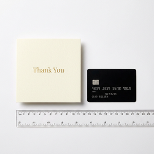 <span class=keywords><strong>Cartes</strong></span> de remerciement personnalisées en carton crème, pliables, avec impression minimaliste en police serif, insert de marque, conseils d'entretien et code QR pour boutique de vêtements - Product Image 3