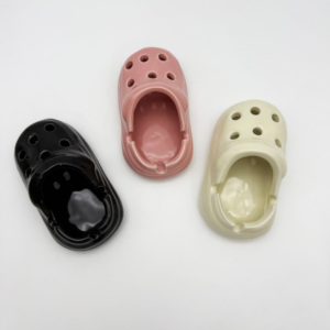 Vente en gros nouvel arrivage de cendriers en céramique modernes créatifs en forme de chaussures <span class=keywords><strong>Crocs</strong></span> boîte de couleurs personnalisées emballage cendrier portable - Product Image 3