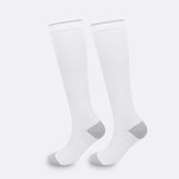Nouvelle conception de chaussettes de compression sportives jetables, respirantes, absorbant la transpiration, écologiques, tricotées, imprimées, style preppy