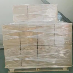 מדגם חינם LLDPE פלסטיק שקוף גליל סרט מתיחה עטיפת דבק עצמי לאריזה