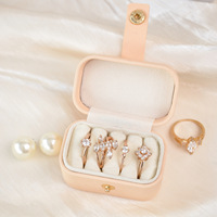 Petite boîte à bagues rectangulaire en cuir grainé avec couvercle, sangle élastique, coussin en perles, compartiments pour bagues et boucles d'oreilles, cadeau d'anniversaire pour meilleures amies