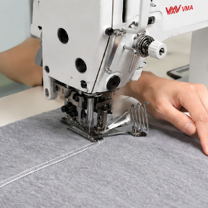 Diferencial superior de cama plana de alta eficiencia VMA con cortador y plegador, máquina de coser de aguja única para ropa - Product Image 2