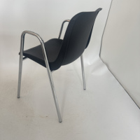 Chaise d'école empilable en plastique PP avec structure en acier chromé et accoudoirs pour salle de classe et salle de formation