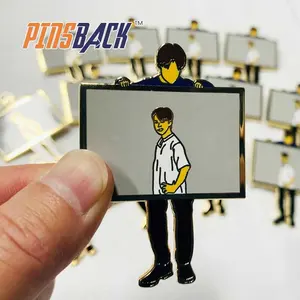 Penjualan Laris Set Pin Enamel Logo Kustom Pelat Emas Logam Potongan Desain Mode Layar Sutra Cetak Kerah Pin Lencana Pabrik