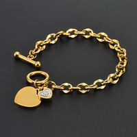 Bracelet pour femme en acier inoxydable plaqué or avec fermoir à bascule et breloque cœur en zircon cubique