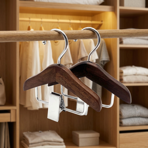 Mini cintres modernes en bois avec crochet et pince métalliques, logo personnalisé, durables pour les magasins de vêtements et l'usage domestique - Product Image 4