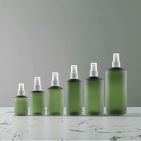 Logo personnalisé 50ml 100ml 150ml 300ml Bouteilles en plastique givré avec pompe de pulvérisation et bouchon transparent pour toner et revitalisant cosmétique