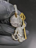 Colgante de diablo de dibujos animados de lujo con incrustaciones de circonitas, tridente dorado, mascota personalizada, joyería hip hop, colgante de personaje