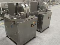 Machine automatique à moteur pour la découpe de la peau de noix de coco verte, à fonctionnement stable et économe en main-d'œuvre, garantie 1 an, fournie directement par l'usine