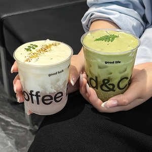 Gobelets en <span class=keywords><strong>plastique</strong></span> PET transparents jetables personnalisés en forme de U de 90 mm avec couvercles, logo imprimé pour les magasins de boissons et de café, 10/12/14/16/18/20/24 oz - Product Image 1