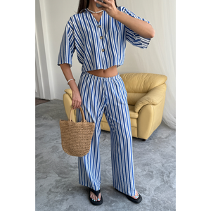 Ensemble décontracté 2 pièces : Crop top rayé bleu en modal et pantalon ample à col asymétrique, longueur au-dessus du genou - Product Image 6