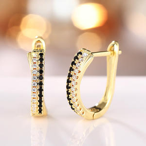 Orecchini a Cerchio Dorati di Lusso per Donne con Cristalli Rotondi e Strass, Placcati in Oro 22k, in Lega di Zinco per Uso Quotidiano - Product Image 3