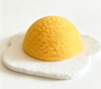 Griffoir pour chat en carton ondulé en forme d'œuf frit, texture jaune jaune-œuf, base nuage, motif œuf de dessin animé mignon, coussin de repose et de griffage pour chat