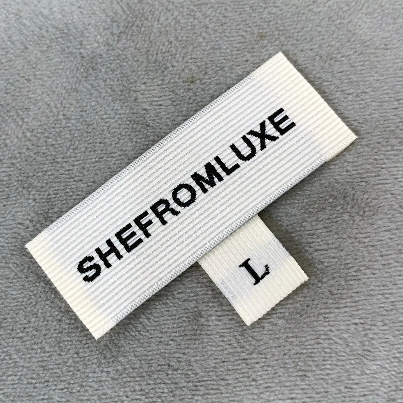Lüks marka Logo şam düz katlanmış saten doku konfeksiyon organik dokuma boyun dikiş giyim etiketleri etiketleri özel