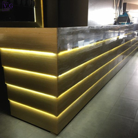Comptoir de bar moderne en Corian blanc et noir, type bande, pour usage commercial avec éclairage LED RGB, mobilier durable pour bar à domicile et club