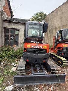 Excavatrice sur chenilles Kubota U35 avec poste de conduite spacieux, moteur diesel fiable, idéale pour les travaux de terrassement sur petits sites. - Product Image 2