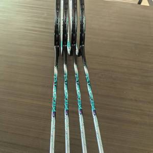 ไม้แบดมินตัน <span class=keywords><strong>4U</strong></span> 80-84 กรัม รุ่น Offensive คาร์บอนไฟเบอร์ 46T น้ำหนัก 26-34 ปอนด์ ไม่ได้ขึงเอ็น สำหรับมืออาชีพ ไม้เดี่ยว รับผลิตตามสั่ง ขายส่ง - Product Image 3