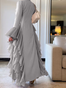 Robe Abaya Modeste Gris Clair avec Volants et Manches Cloche Style Blazer – Vêtement Islamique Élégant pour Fêtes et Ramadan - Product Image 3
