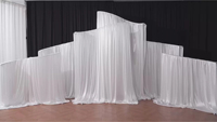 Support de toile de fond en métal irrégulier en forme de vague en S pour décoration de scène de mariage en extérieur sur pelouse