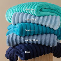 Plaid en polaire bleu doux, moelleux, duveteux, chaud et confortable, idéal pour canapé, lit, fauteuil - avec franges pompons en flanelle