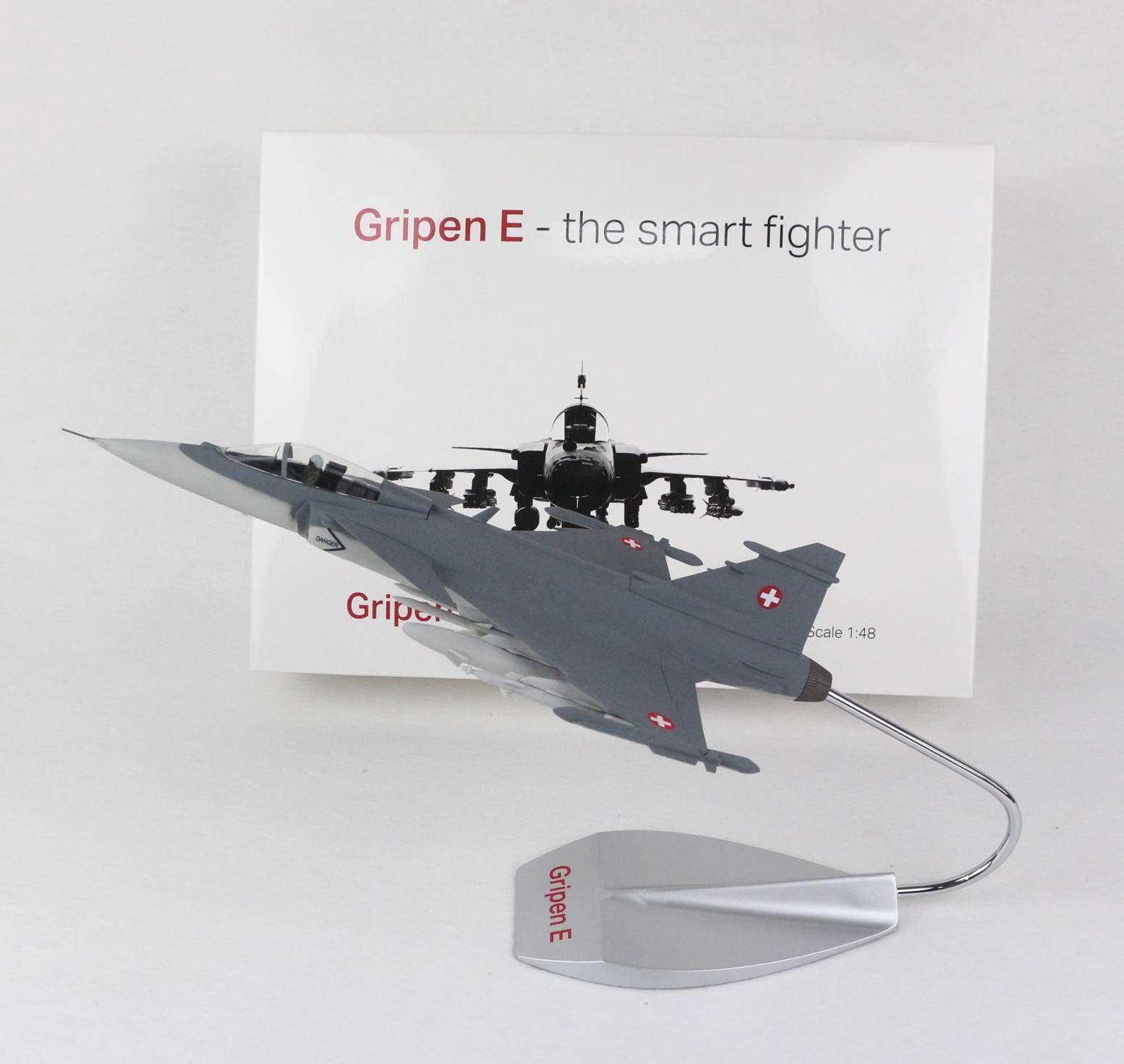 สีเทาเข้ม