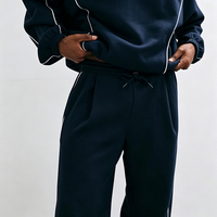 Ensemble de survêtement streetwear pour homme personnalisé, comprenant un sweat à capuche épais bleu marine et un pantalon de jogging, avec passepoil contrastant et coupe oversize