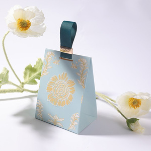 Boîte à bonbons triangulaire de style français, gaufrée, pour mariage, haut de gamme, style Instagram, boîte d'emballage alimentaire créative en carton, vente en gros - Product Image 1