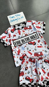 Ensemble 2 pièces pour tout-petits, broderie smockée à la main, haut à manches courtes avec broderie « Fire in the Hole » et <span class=keywords><strong>short</strong></span> à carreaux <span class=keywords><strong>noir</strong></span> et blanc pour garçons - Product Image 2